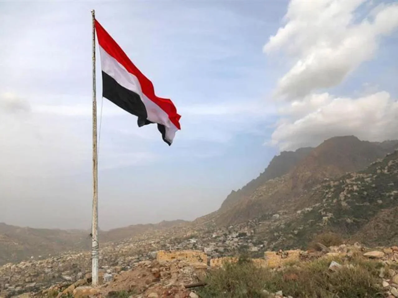 اليمن تدين الاعتداءات الإيرانية على البحرين والكويت والأردن