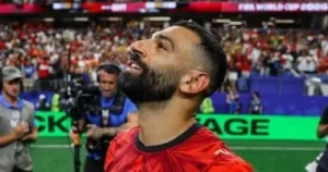 جماهير بشكتاش تهتف لمحمد صلاح ورئيس النادي يتفاعل