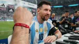 سر السوار الأحمر الذي يرتديه ميسي في كأس العالم
