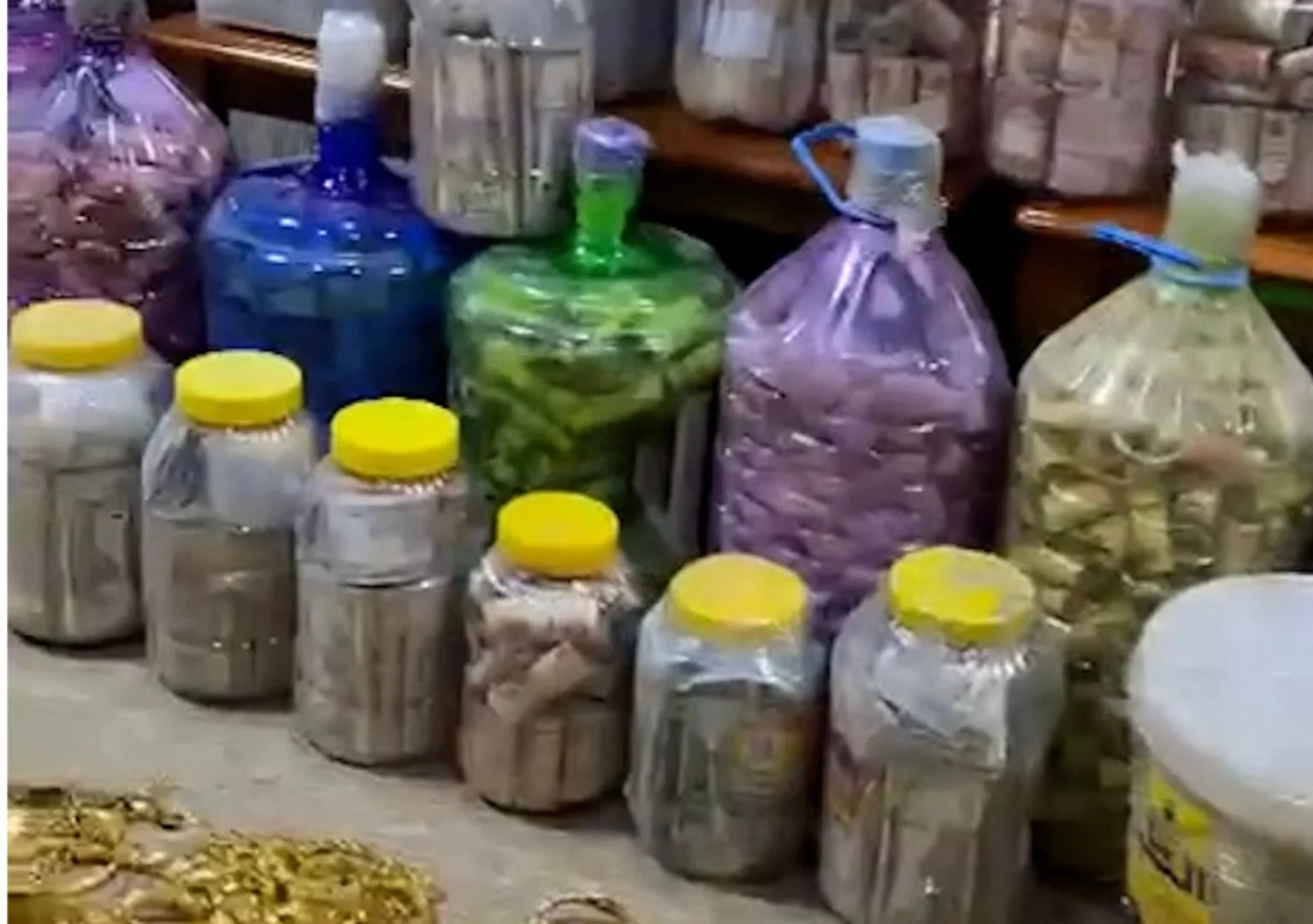 ضبط 19 مليون دولار في مخابئ تربط وزير النفط السابق