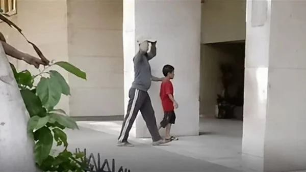وزارة العمل تستعرض حالة كفيف يعمل في حمل الأسمنت