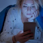 تأثير السهر في الإجازة على صحة الجسم والعقل