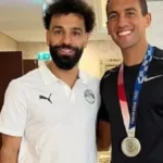 محمد صلاح يهدي أحمد الجندي حذاءه المميز