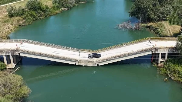 جسر منهار يشكل خطرًا على سكان لارميسا باليونان