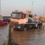 إصلاح كسر خط مياه رئيسي بطريق بلبيس العاشر