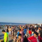 إقبال قياسي على شواطئ الإسكندرية بعد انتهاء امتحانات الثانوية