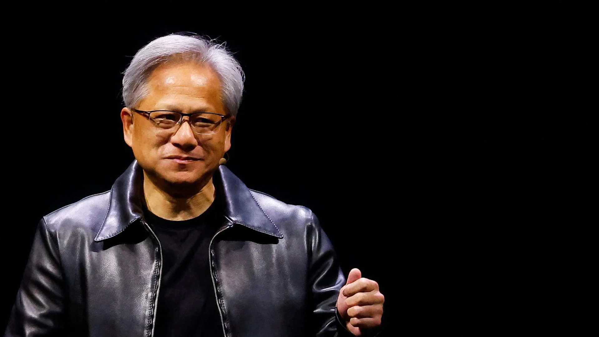 سترة جلدية لرئيس Nvidia تباع بمليون دولار تقريبًا في مزاد سوذبي