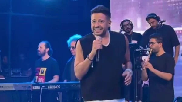 محمد حماقي يتحدث عن والده وينهمر بالبكاء