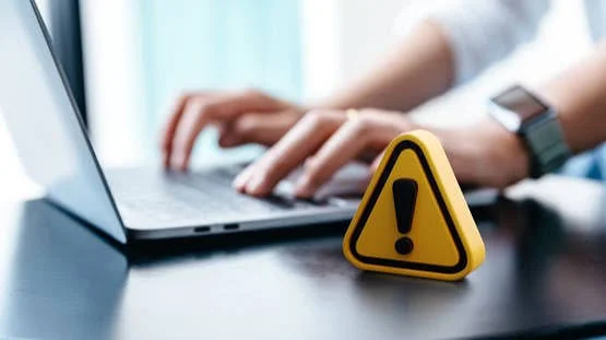 شباك الموت الرقمي: كيف تتحول "لايكات" التواصل الاجتماعي إلى فخاخ اقتصادية؟