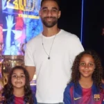 عمرو السولية يقضي عطلة صيفية في إسبانيا مع ابنتيه