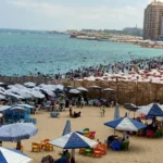 إقبال كبير على شواطئ الإسكندرية ورفع لافتة “كامل العدد”