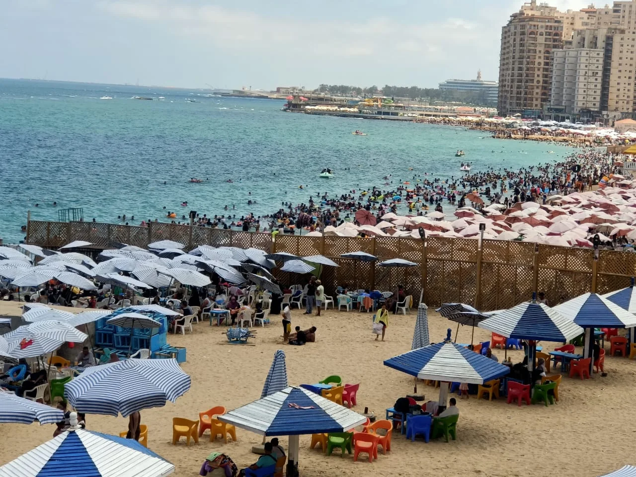 إقبال كبير على شواطئ الإسكندرية ورفع لافتة "كامل العدد"