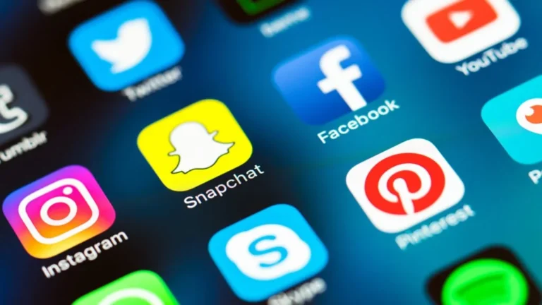 فوضى مواقع التواصل الاجتماعي تهدد القيم والاقتصاد