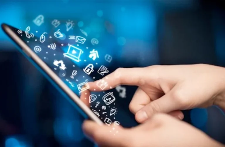 تأثير سوء استخدام وسائل التواصل الاجتماعي على القيم والأسرة