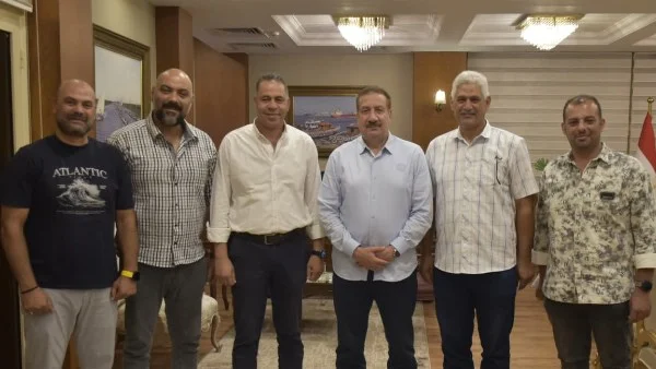 محافظ بورسعيد يجتمع بلجنة العمرات لإصلاح المعدات