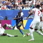 ديمبيلي يسجل هدفاً متأخراً ليقلص الفارق أمام إنجلترا