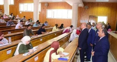 رئيس جامعة سوهاج يتفقد امتحانات علوم الرياضة