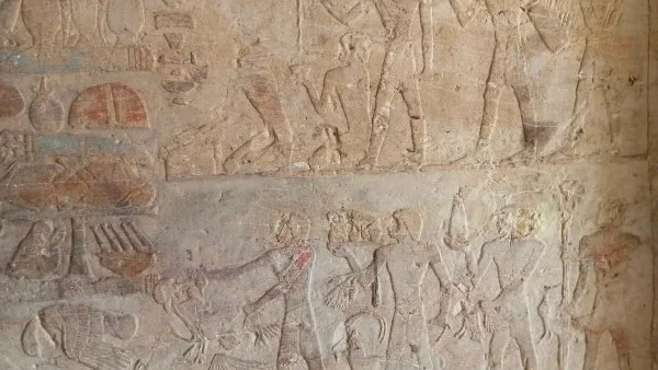اكتشاف ثلاث مقابر صخرية في سقارة