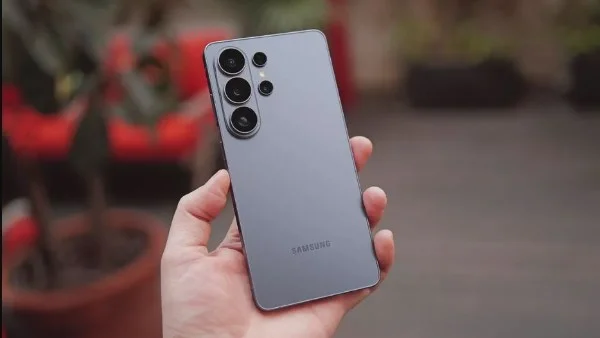 سامسونج تكشف سبب اللون الأحمر في شاشة Galaxy S26 Ultra