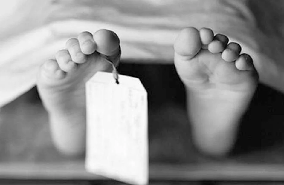 جثة شخص تُدفن بعد حادث تصادم في الهرم
