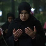 حكم رفع المرأة للأذان بين النساء