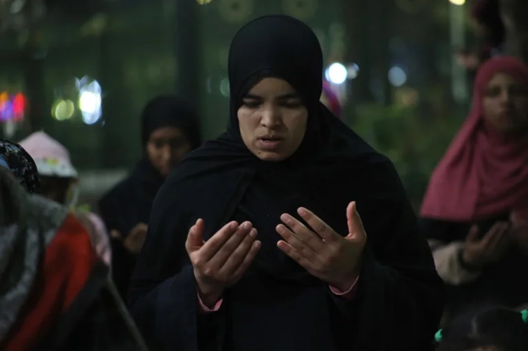 حكم رفع المرأة للأذان بين النساء
