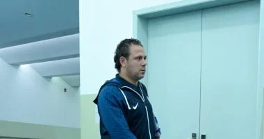 اجتماع رئيس الاتحاد مع لاعبي الفريق في معسكر برج العرب