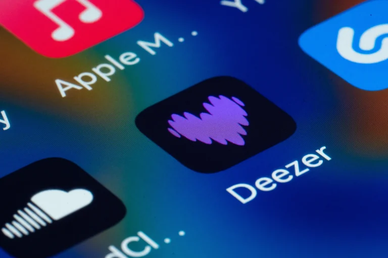 Deezer تتصدى للموسيقى المزيفة والبث الاحتيالي