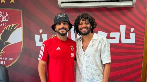 محمد النني يهنئ أيمن أشرف في الأهلي