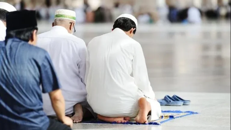 حكم صلاة الجماعة في المنزل