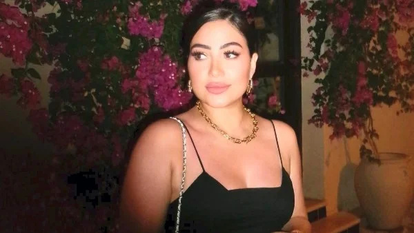 بوسي تتألق بفستان جريء على إنستجرام
