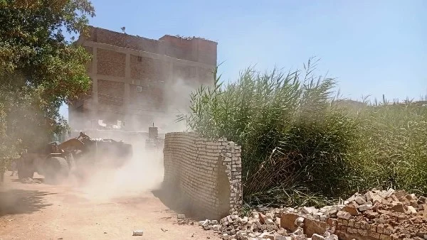 جهود مكثفة لإزالة التعديات بأسوان