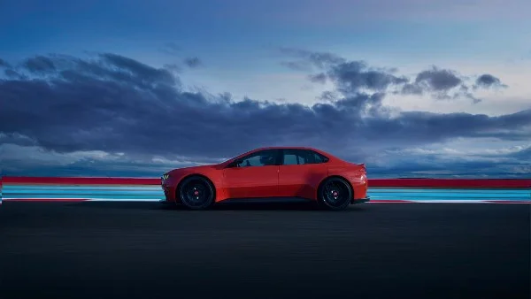 BMW تطلق M3 كهربائية بقوة 800 حصان