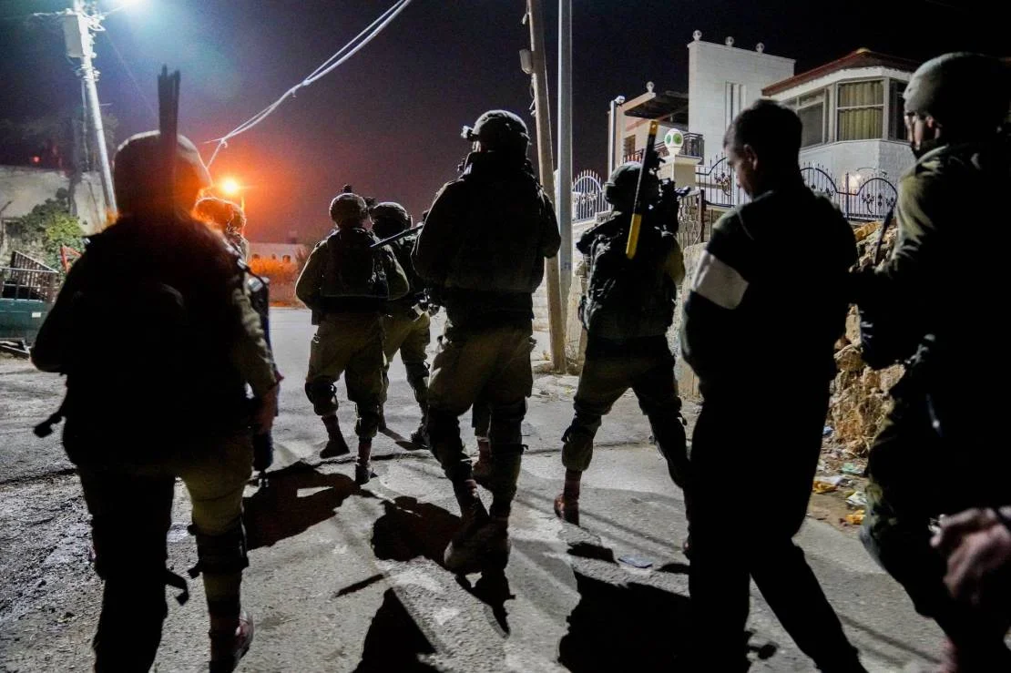 إصابات واعتقالات خلال تصدي فلسطينيين لهجوم مستوطنين