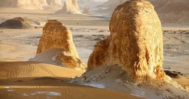 الصخور المجسمة: جمال طبيعي في صحراء الوادي الجديد