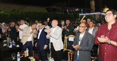 محافظ القاهرة يحتفل مع المواطنين بتأهل المنتخب الوطني