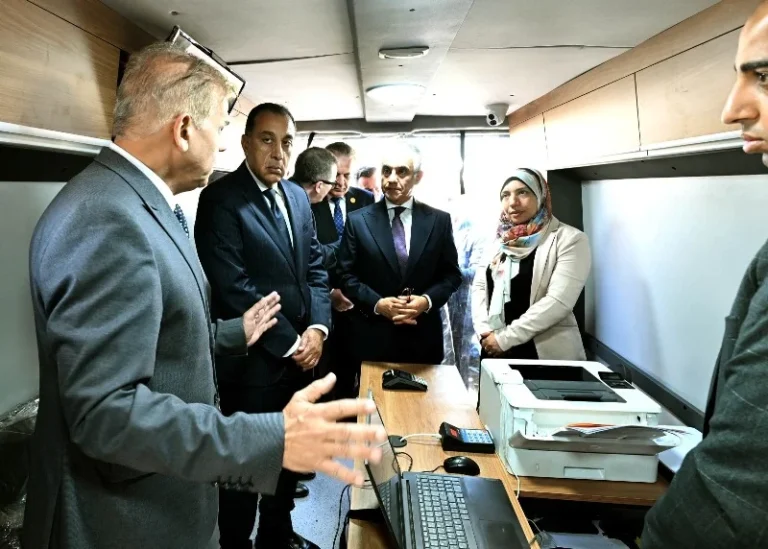 تسليم 50 مركزًا تكنولوجيًا متنقلًا لوزارة العدل
