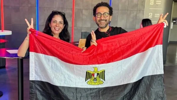 أحمد حلمي ومنى زكي يشجعان منتخب مصر في المونديال