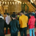 حكم سحب مأموم لإقامة صف مع المنفرد