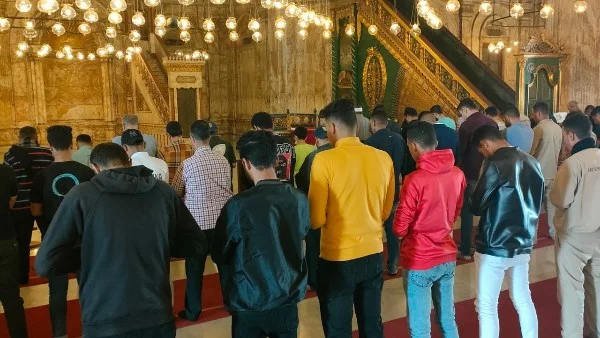حكم سحب مأموم لإقامة صف مع المنفرد