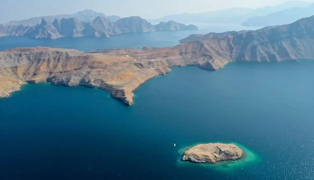 مباحثات فرنسية مع الإمارات وقطر وعمان بشأن مضيق هرمز