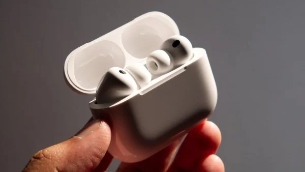 أبل توقف تطوير "AirPods Ultra" بسبب تحديات تقنية