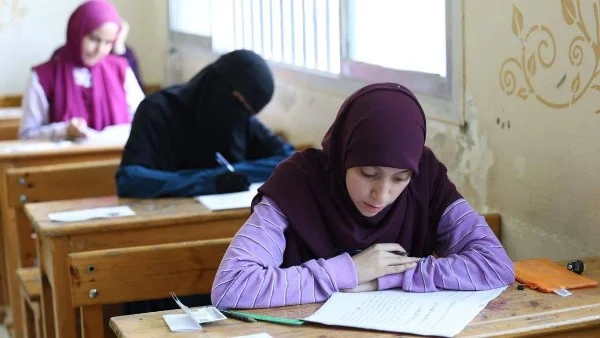 طلاب الأدبي يؤدون امتحان البلاغة في الثانوية الأزهرية
