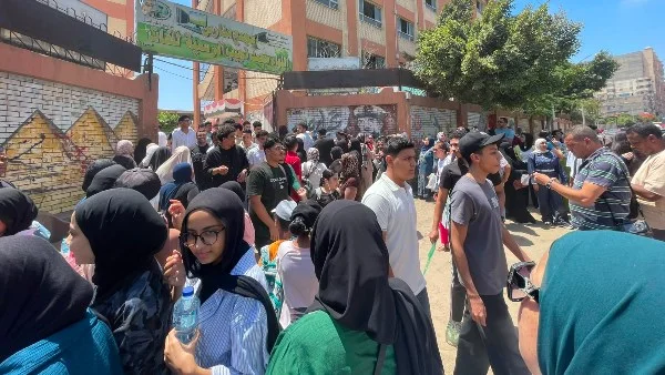 فرحة طلاب الإسكندرية بعد امتحان اللغة الأجنبية