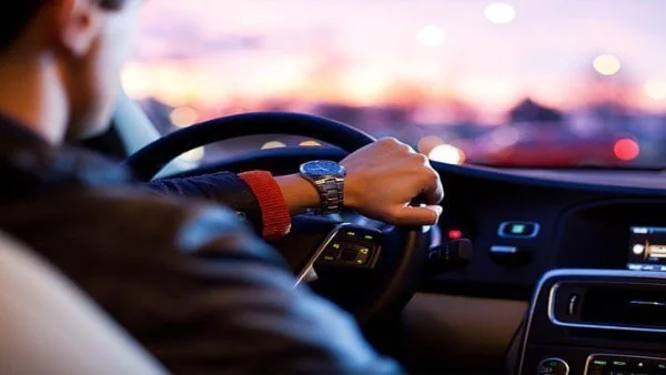 عقوبة قيادة سيارة بدون ترخيص تصل إلى سنة سجناً
