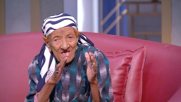 عمرو الليثي يستضيف السيدة سيدة رغم بلوغها 96 عامًا