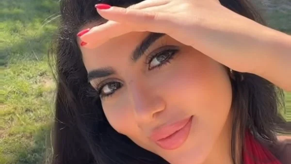 كارولين عزمي تتألق في إطلالة حمراء جذابة