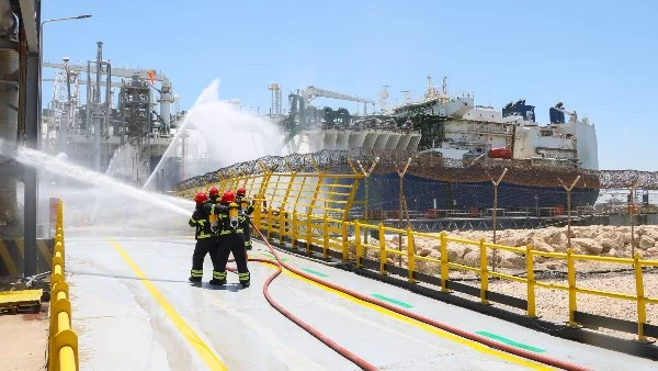 تدريب في ميناء دمياط لمحاكاة تسرب غاز بسفينة ENERGOS WINTER
