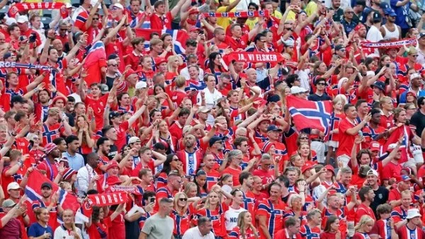 احتفال ولي عهد النرويج بتأهل منتخب بلاده للمونديال