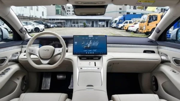 BYD تكشف عن سيارة سيل 08 وتقنيات متطورة